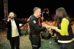 Polisten Meslektaşı Olan Kız Arkadaşına Konserde Evlenme Teklifi