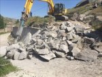 Belisırma Köyü’ne 30 tonluk kaya düştü