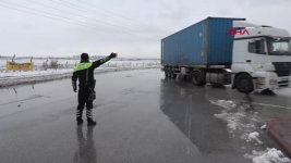 Aksaray Konya Yolu kar yağışı tipi ve buzlanma nedeniyle trafiğe kapatıldı