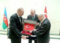 Bahçeli’den Aliyev’e altın kabzalı silah hediye etti