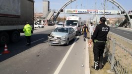 Otomobil kamyonete arkadan çarptı: 3 yaralı